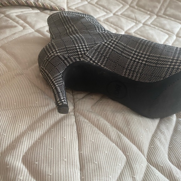 Sjort pattern boots. Stretchy pull on with small heel. - Picture 3 of 7